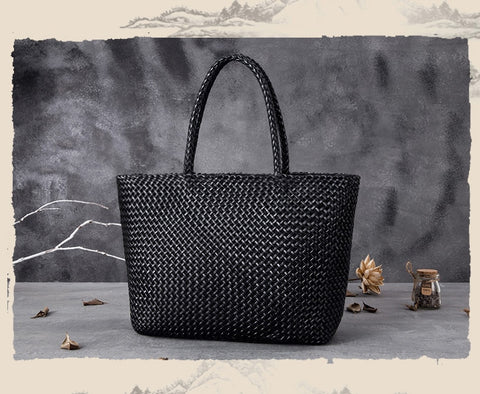 "Elegance and Utility: Genuine Leather Women's Shoulder Bag"
